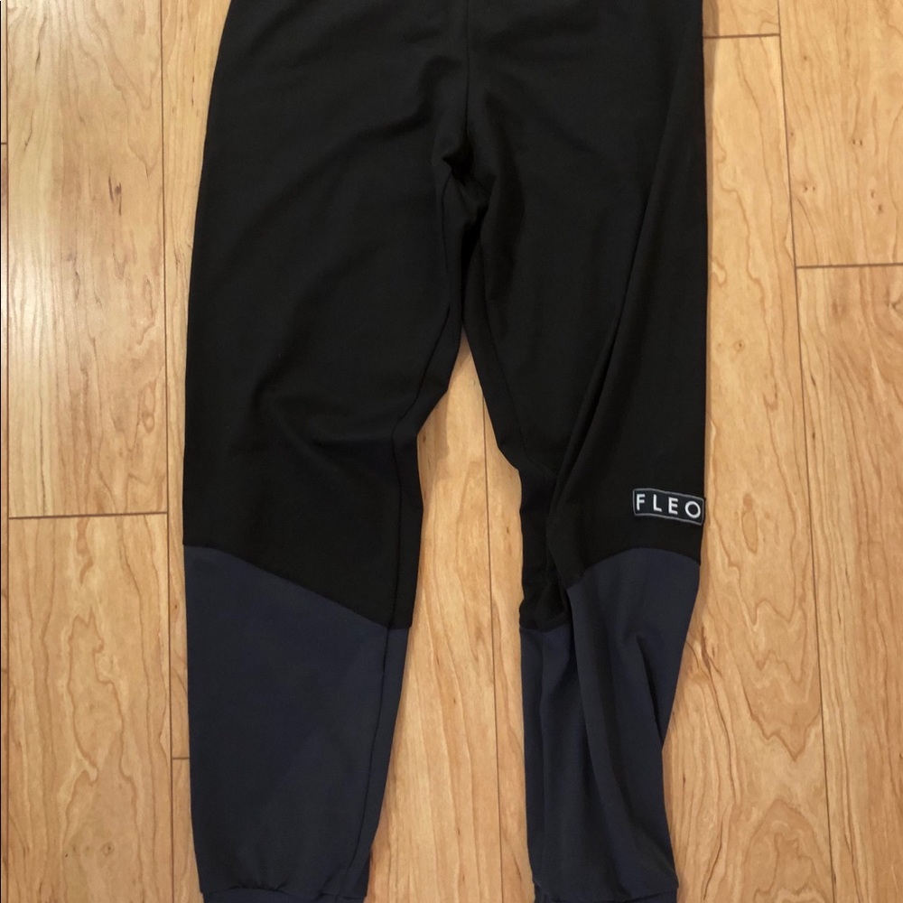 Fleo jogger size small